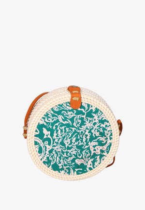 Ronde geweven tas met een natuurlijke strooien buitenkant en een teal stoffen binnenkant met een wit abstract patroon. Inclusief een bruine leren schouderband en sluiting.