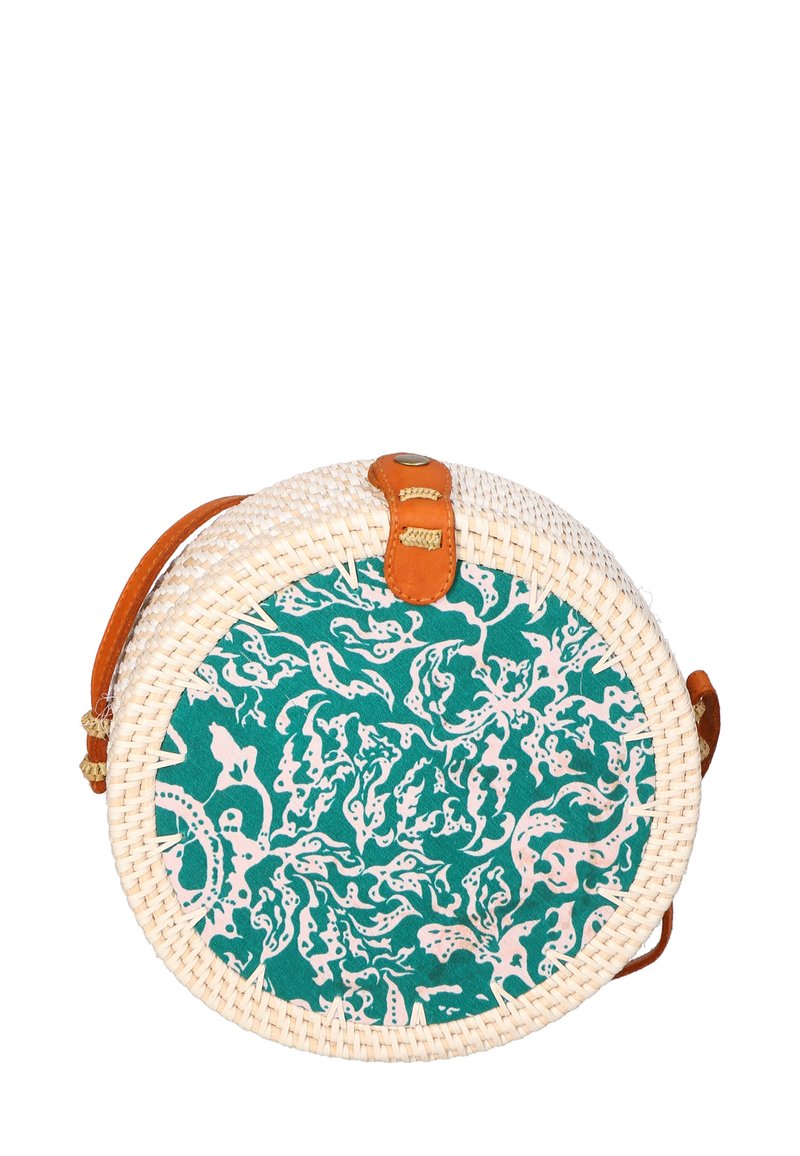 Borsa rotonda intrecciata con un esterno in paglia naturale e un interno in tessuto teal con un motivo astratto bianco. Include una tracolla in pelle marrone e una chiusura.