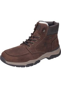 Bota de gamuza marrón de media caña con un cuello acolchado, parte delantera con cordones y suela de goma texturizada. Presenta costuras en contraste y un detalle de logo.