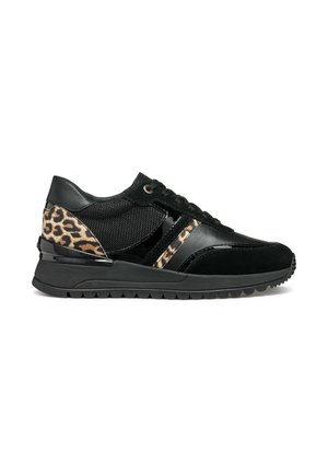 Sneaker neri con dettagli in stampa leopardata, materiali in rete e camoscio, design con lacci e suola in gomma testurizzata.