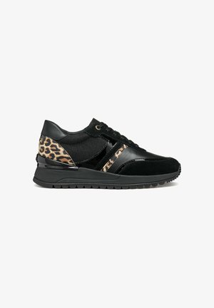 Sneaker neri con dettagli in stampa leopardata, materiali in rete e camoscio, design con lacci e suola in gomma testurizzata.