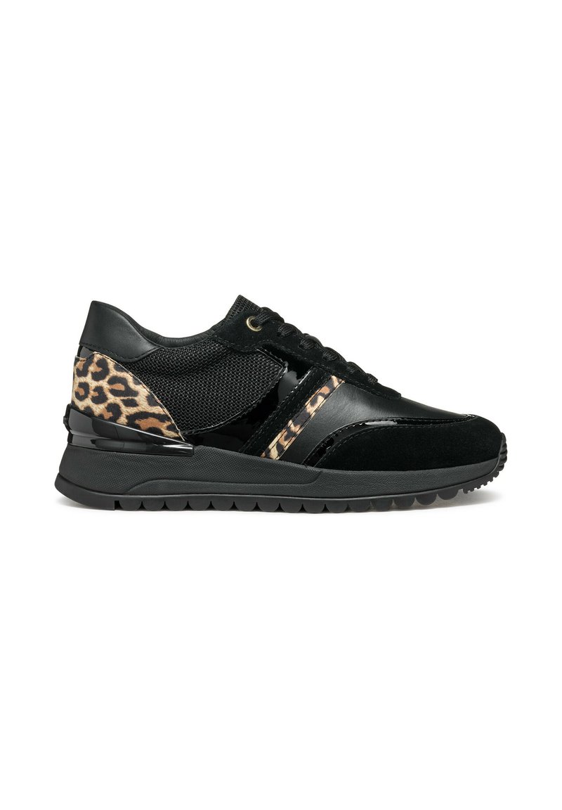 Sneaker neri con dettagli in stampa leopardata, materiali in rete e camoscio, design con lacci e suola in gomma testurizzata.