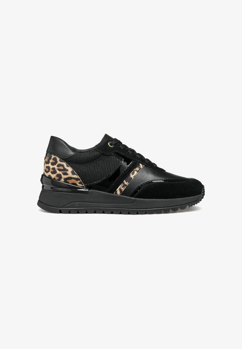 Czarne sneakersy z akcentami w leopardzie, wykonane z materiałów siateczkowych i zamszowych, z klasycznym sznurowaniem oraz teksturowaną gumową podeszwą.