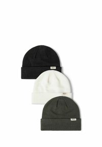 Tre strikkede beanies i sort, hvid og mørkegrøn. Hver har en foldet kant og et lille mærkeskilt. Teksturen ser blød og varm ud.