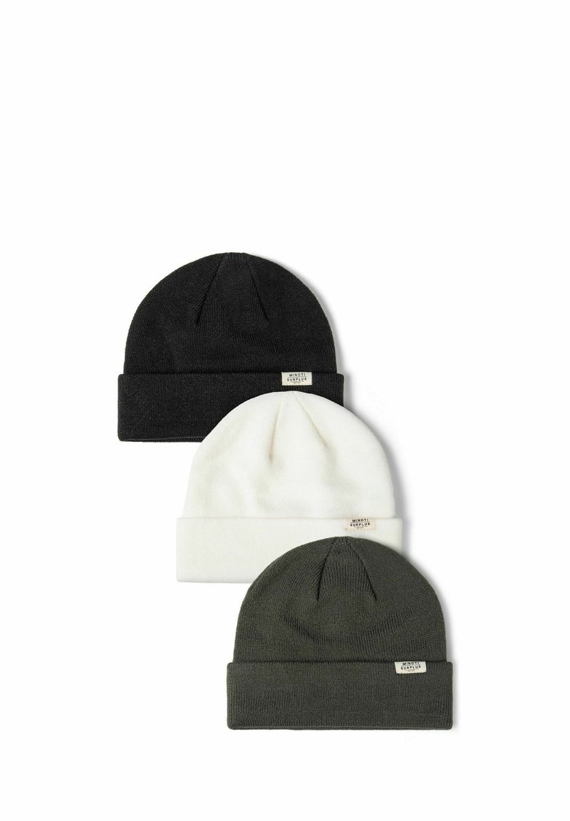 Tre strikkede beanies i sort, hvid og mørkegrøn. Hver har en foldet kant og et lille mærkeskilt. Teksturen ser blød og varm ud.