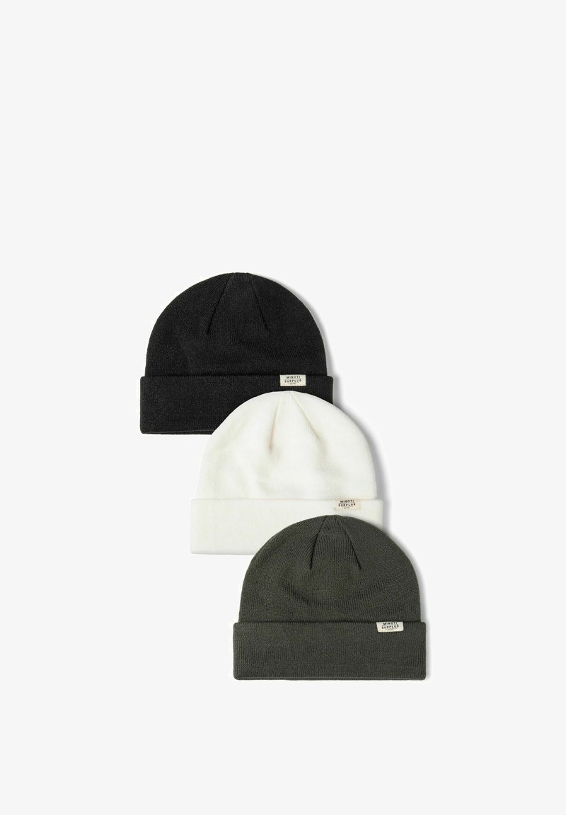 Tre strikkede beanies i sort, hvid og mørkegrøn. Hver har en foldet kant og et lille mærkeskilt. Teksturen ser blød og varm ud.