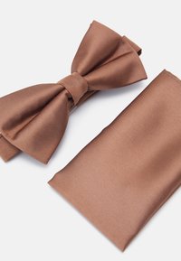 Nœud papillon en soie marron avec une texture lisse, accompagné d'un mouchoir de poche assorti, tous deux présentant un subtil motif à rayures diagonal.