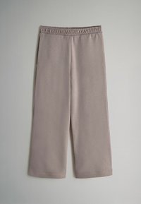 Mīksti, gaiši lavandas krāsas īsie bikses, izgatavotas no gludas auduma. Ar elastīgu jostasvietu un sānu kabatām funkcionalitātei.