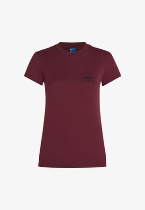 Burgundia puuvillane T-särk lühikeste varrukatega, ümar kaelus, vormitud disain ja väike must logo ees. Sile tekstuur.