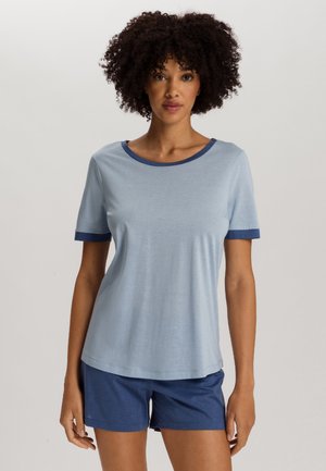 Haut bleu clair à manches courtes avec des bordures bleu marine et un short bleu marine assorti. Tissu doux, coupe décontractée, sans motifs ni matériel visible.