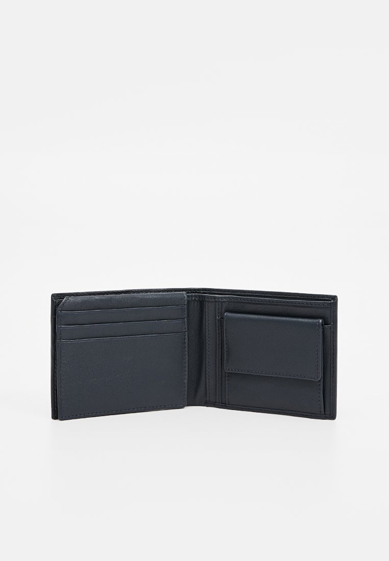 Billetera de cuero negro con un diseño de dos pliegues, que cuenta con múltiples ranuras para tarjetas y un compartimento para billetes o monedas, con textura suave.