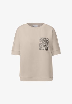 Beige top met korte mouwen en een luipaardprintzakje. Zacht materiaal, losse pasvorm, ronde hals en omgeslagen mouwen.