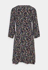 Robe à motif floral bleu marine foncé, avec des manches trois-quarts, un col rond et une silhouette trapèze fluide avec une taille froncée.