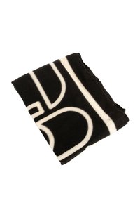 Coperta in pile nera piegata, con grandi motivi geometrici bianchi. Tessuto morbido con una finitura liscia, disposta in modo compatto per la conservazione.