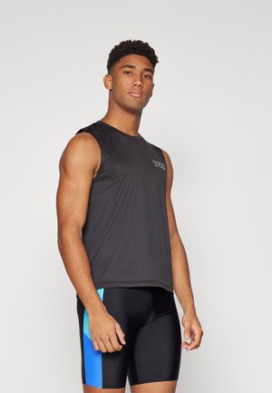 Schwarzes ärmelloses Sportoberteil aus glattem Stoff, kombiniert mit enganliegenden schwarzen Shorts mit blauen Akzenten an den Seiten.