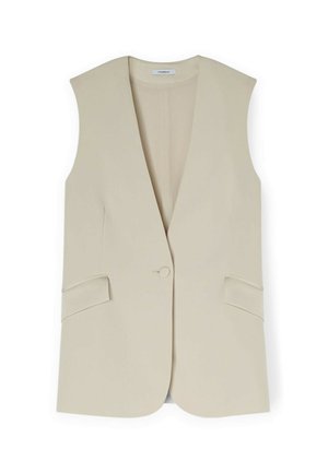 Gilet sans manches beige avec revers cranté, fermeture à un bouton et deux poches à l'avant. Texture lisse avec une coupe ajustée.