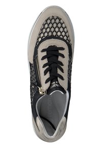Sneaker con tomaia in rete nera, dettagli in camoscio beige e lacci neri tondi. Presenta una cerniera decorativa e una suola grigia chiara.