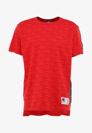 Rotes kurzärmliges T-Shirt mit einem durchgehenden "Champion"-Logo-Muster, geripptem Rundhalsausschnitt und einem schwarzen Akzent an der Seite mit Logolabel.