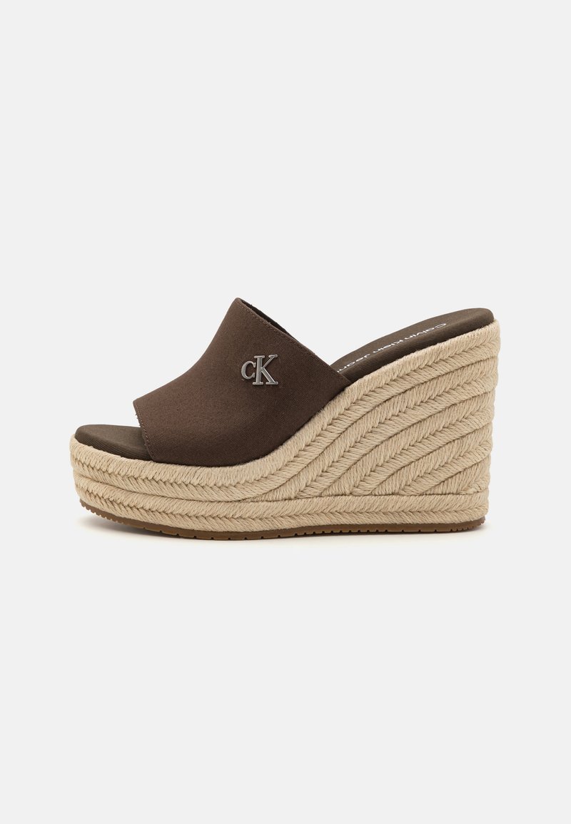 Sandali wedge in tessuto marrone con un sottopiede in juta intrecciato e un discreto dettaglio del logo. Design open-toe con una parte superiore liscia e arrotondata.