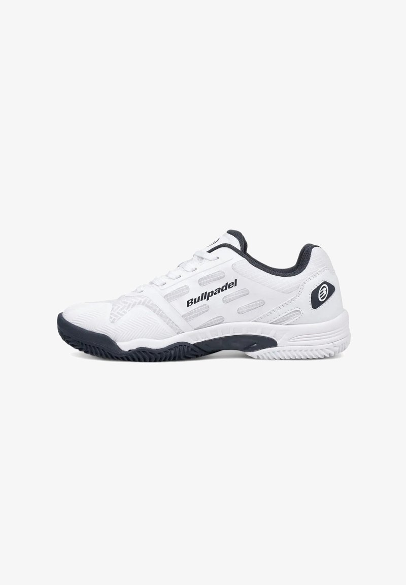 Chaussures de sport blanches avec un dessus texturé, des panneaux en maille respirants et une semelle extérieure en caoutchouc foncé ; présente le logo Bullpadel et un système de laçage.