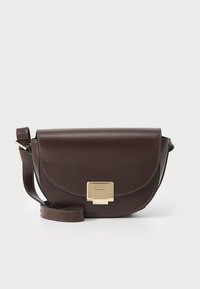 Sac en cuir marron à bandoulière avec un rabat arrondi, un fermoir carré en or et une sangle ajustable. Présente des détails de couture contrastants en ivoire.