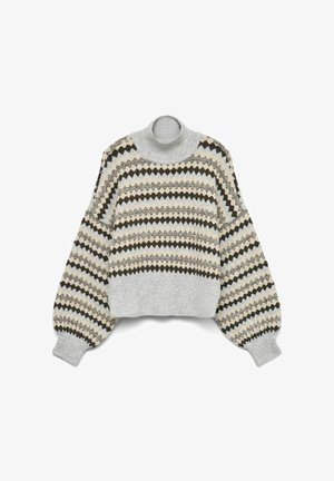 Kort sweater i lys grå med høj krave. Har diamantmønstre i beige og mørkebrun samt voluminøse, puffede ærmer.