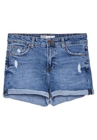 Pantalones cortos de mezclilla en azul claro, con un dobladillo deshilachado, detalles desgastados, cinco bolsillos y un cierre con botón metálico.