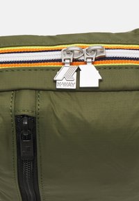 K-Way BARBITON UNISEX - Torba čez telo - green cypress