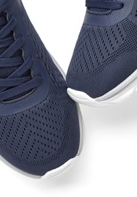 Navy-Sportschuhe verfügen über ein atmungsaktives Mesh-Obermaterial, ein strukturiertes Design, eine runde Schuhspitze, eine weiße Gummisohle und flache Schnürsenkel.