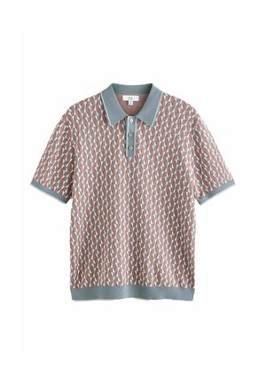 Kortærmet polo med blå krave og manchetter, mønstret med små orange og hvide geometriske trekanter på en blå baggrund.