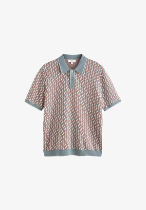 Kortærmet polo med blå krave og manchetter, mønstret med små orange og hvide geometriske trekanter på en blå baggrund.