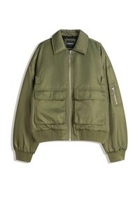Giacca bomber verde oliva realizzata in tessuto leggero, con zip frontale, due tasche anteriori e polsini e orlo a costine.