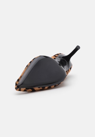 Pantofii cu toc înalt au vârful ascuțit, cu un finisaj lucios din piele patent neagră în față și o țesătură cu imprimeu leopard care acoperă toc. Tocul este subțire și conic.