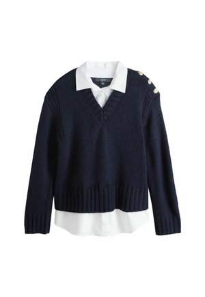 Marineblauer Strickpullover mit V-Ausschnitt, cropped Design, geripptem Saum und drei goldenen Knopfakzenten auf der linken Schulter über einem weißen Hemd.