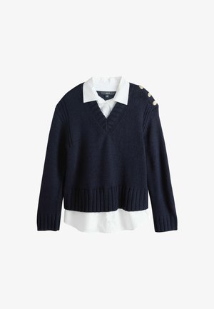 Marineblauer Strickpullover mit V-Ausschnitt, cropped Design, geripptem Saum und drei goldenen Knopfakzenten auf der linken Schulter über einem weißen Hemd.