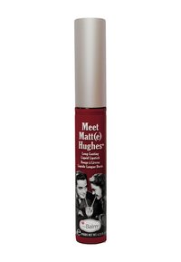 Röd flytande läppstift i en cylindrisk tube med silverlock. Har ett retro svart-vitt par på etiketten. Texten innehåller produktnamn och detaljer.