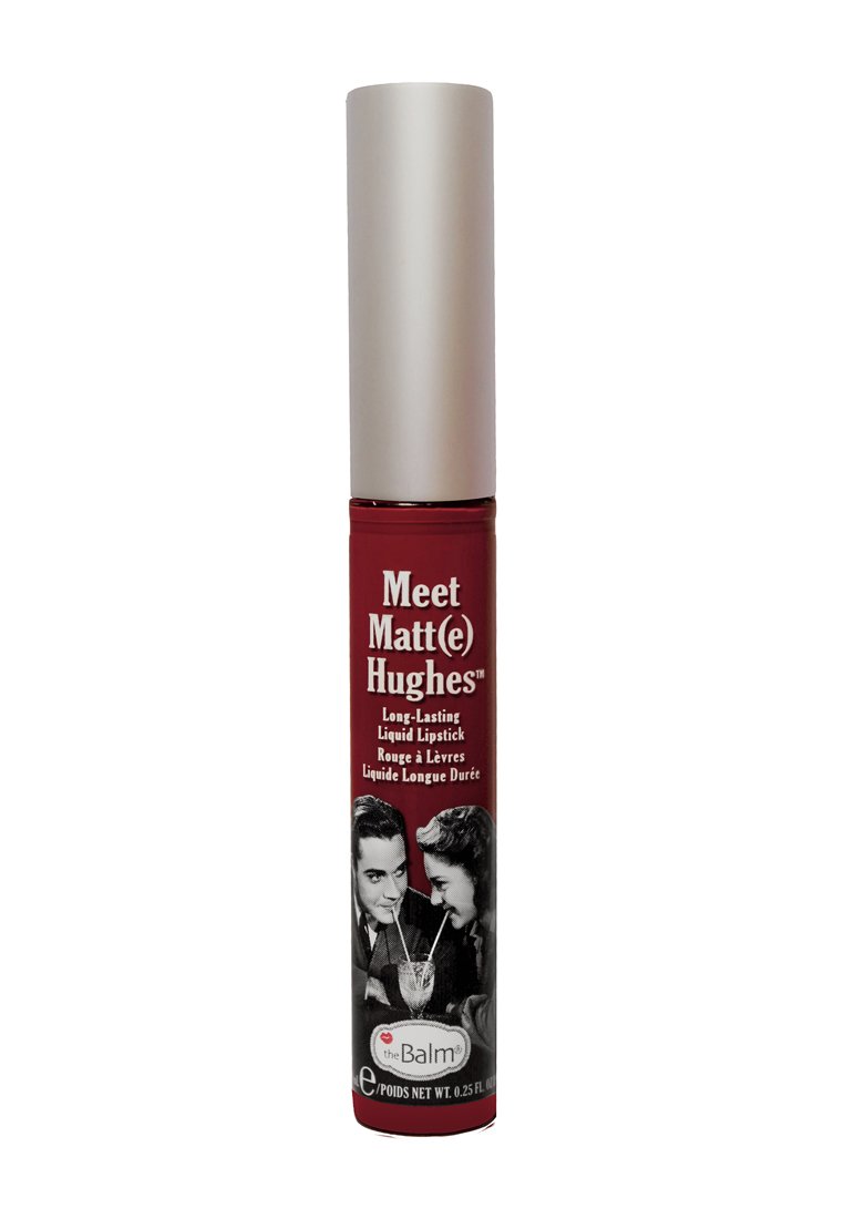 Röd flytande läppstift i en cylindrisk tube med silverlock. Har ett retro svart-vitt par på etiketten. Texten innehåller produktnamn och detaljer.