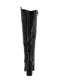 Botas negras hasta la rodilla hechas de cuero sintético texturizado con patrón de cocodrilo, con un tacón grueso y una cremallera lateral para una fácil colocación.