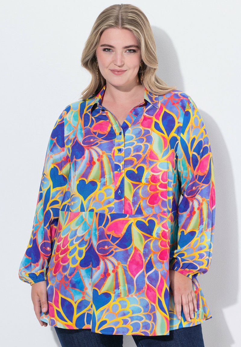 Camicia a maniche lunghe colorata con un motivo floreale e a cuore in tonalità di blu, rosa, giallo e verde, con colletto abbottonato.