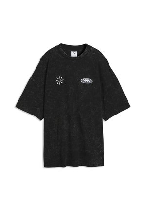 Czarny marmurkowy oversize T-shirt z białym abstrakcyjnym okrągłym wzorem na lewej piersi oraz trzema białymi sylwetkami w owalnym kształcie na prawej piersi.