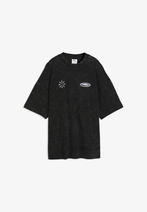 Czarny marmurkowy oversize T-shirt z białym abstrakcyjnym okrągłym wzorem na lewej piersi oraz trzema białymi sylwetkami w owalnym kształcie na prawej piersi.