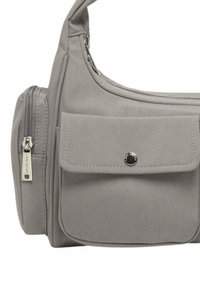 Borsa a spalla grigia chiara con una tasca anteriore a scatto e un compartimento laterale con zip, caratterizzata da hardware in metallo e cuciture visibili.