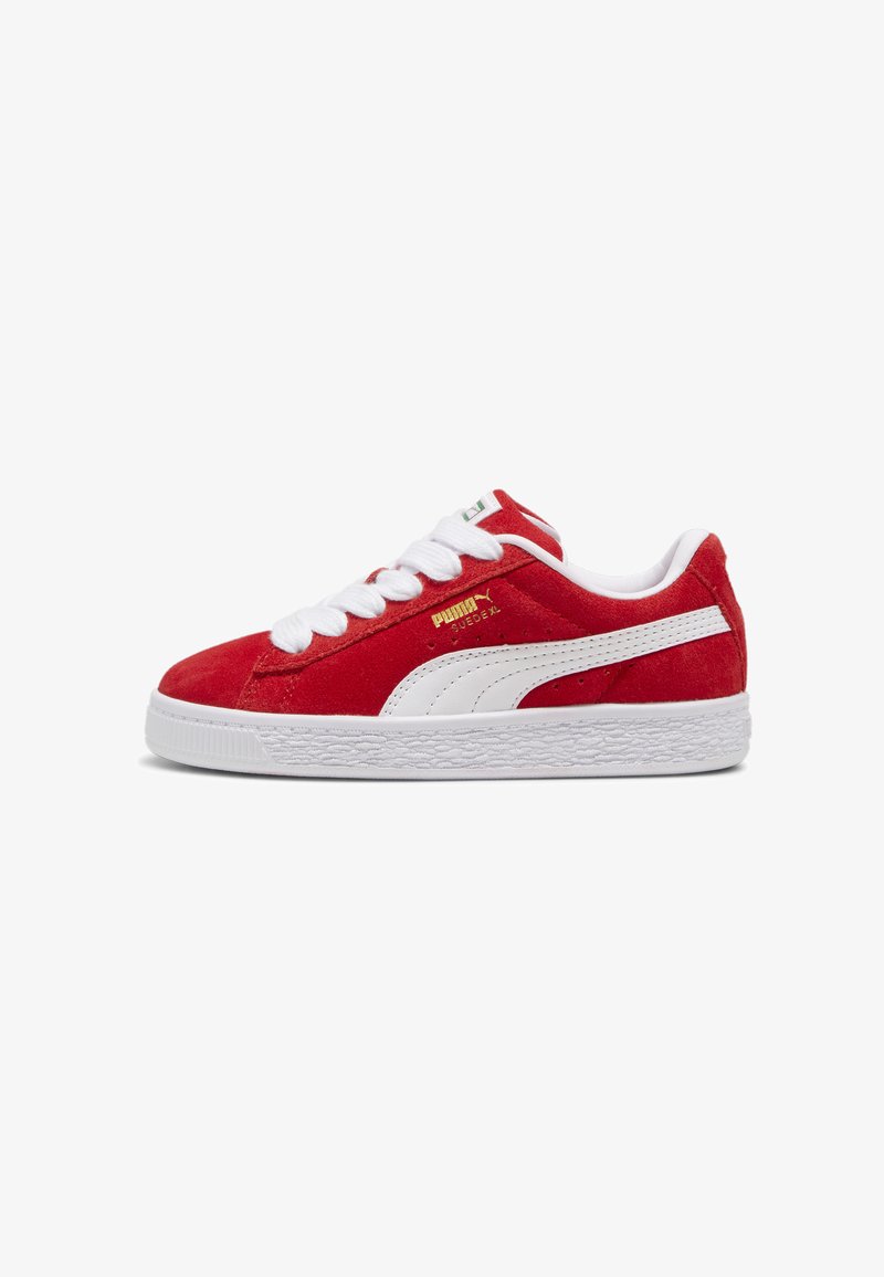 Baskets en suède rouge avec accents blancs, bout rond et fermeture à lacets. Caractéristiques d'une semelle texturée blanche avec un motif discret et un branding signature.