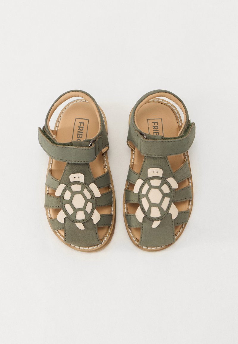 Grønne skinnsandaler med tort design foran, åpen tå-stil med borrelåsrem og sydd detaljer.