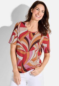 Kurzärmliges Oberteil in mehrfarbigen Wirbelmustern aus Rot, Orange, Pink und Braun; runder Ausschnitt; leichtes Material mit glatter Textur.