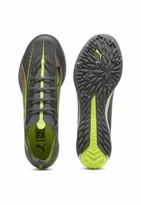 Grå atletiske sko med neongrønne accenter, med en tekstureret overdel, slank design og en mønstret gummisål for godt greb.