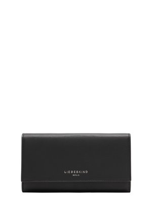 Portefeuille en cuir noir avec une texture lisse, doté d'un rabat repliable et d'un détail de logo métallique. Forme rectangulaire, design minimaliste.