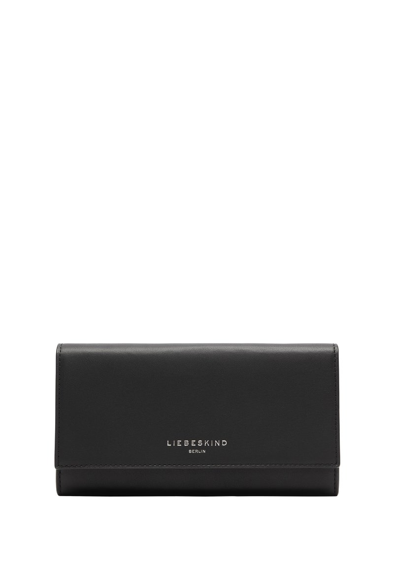 Cartera de cuero negra con una textura suave, que cuenta con una solapa plegable y un detalle de logo metálico. Forma rectangular, diseño minimalista.