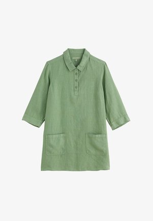 Vestido verde hasta la rodilla con mangas tres cuartos, cuello, tapeta con botones y dos bolsillos de parche delanteros sobre fondo blanco.