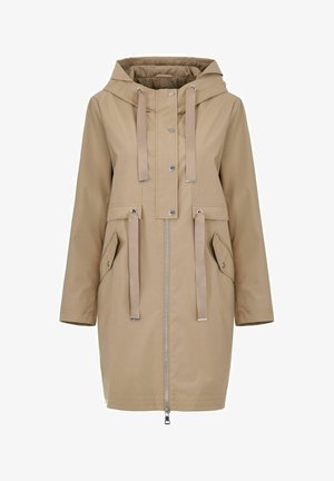 Beżowa wodoodporna kurtka z kapturem, regulowanymi sznurkami, srebrnym zamkiem błyskawicznym i dwiema przednimi kieszeniami. Gładka tekstura i minimalistyczny design.